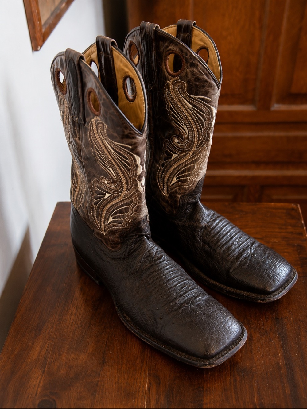 Men Ostrich leather Western Cowboy Boots.